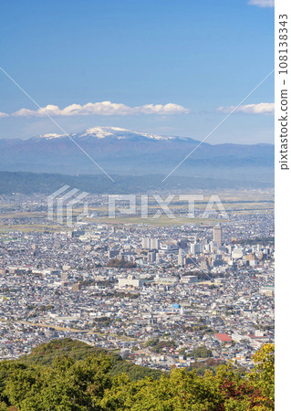 從山形縣山形市西藏王公園的展望廣場俯瞰月山山脈和山形市 從山形縣山形市西藏王公園的展望廣場俯瞰月山山脈和山形市 108138343