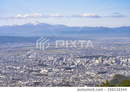 從山形縣山形市西藏王公園的展望廣場俯瞰月山山脈和山形市 108138344