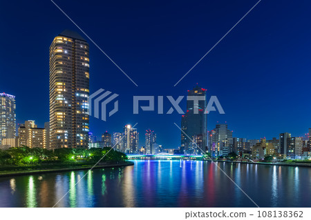 Illuminated Tsukuda Ohashi Bridge and cityscape spanning the Sumida River 108138362