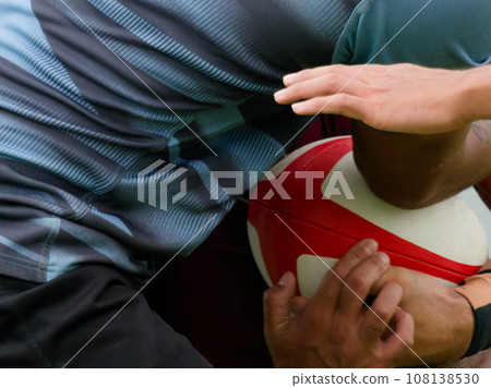 橄欖球運動員帶球奔跑 108138530