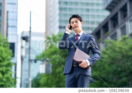 中年商人在辦公區使用智慧型手機 108139039