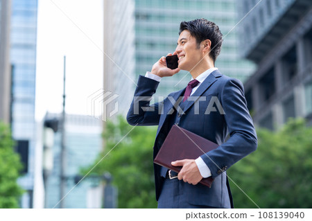 中年商人在辦公區使用智慧型手機 108139040