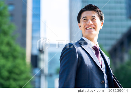 在辦公區工作的中年商人 108139044