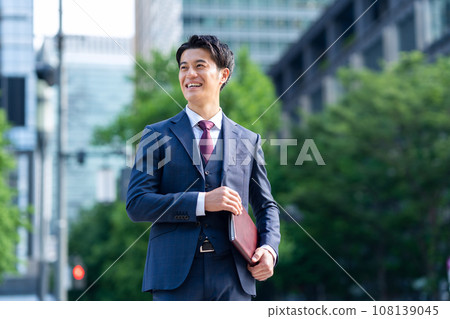在辦公區工作的中年商人 108139045