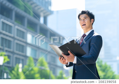 在辦公區工作的中年商人 108139058