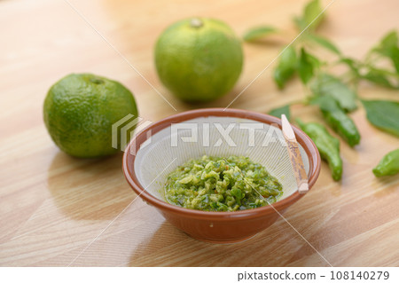 A seasoning unique to Japan: Yuzu pepper Making Yuzu pepper using green yuzu 108140279