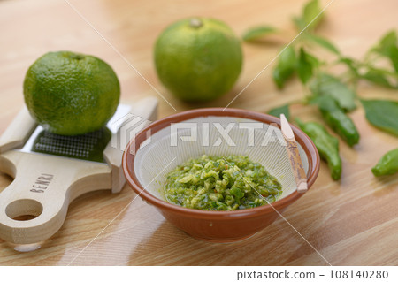 A seasoning unique to Japan: Yuzu pepper Making Yuzu pepper using green yuzu 108140280