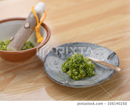 A seasoning unique to Japan: Yuzu pepper Making Yuzu pepper using green yuzu 108140288