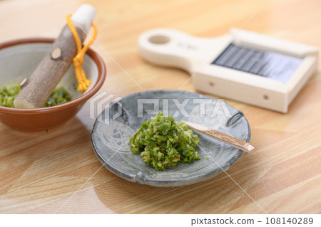 A seasoning unique to Japan: Yuzu pepper Making Yuzu pepper using green yuzu 108140289