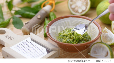 A seasoning unique to Japan: Yuzu pepper Making Yuzu pepper using green yuzu 108140292