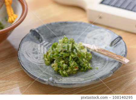 A seasoning unique to Japan: Yuzu pepper Making Yuzu pepper using green yuzu 108140295