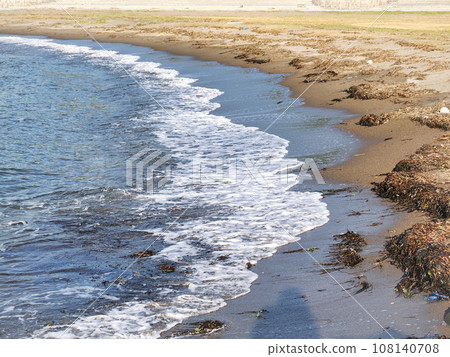 Beach with seaweed and trash washed ashore 108140708