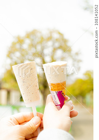 Men and women eating Seventeen Ice cream Men and women eating Seventeen Ice cream 108141052