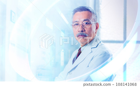 穿著白色西裝的男人 108141068