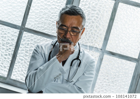 A man wearing a white suit 108141072