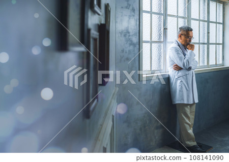 穿著白色西裝的男人 108141090