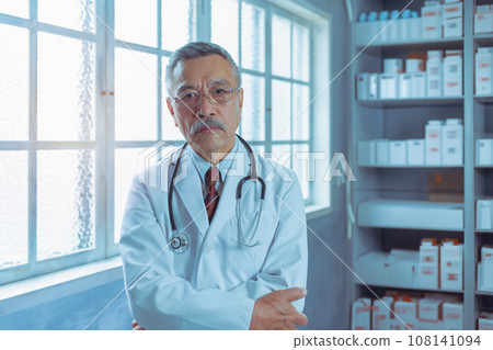 A man wearing a white suit 108141094