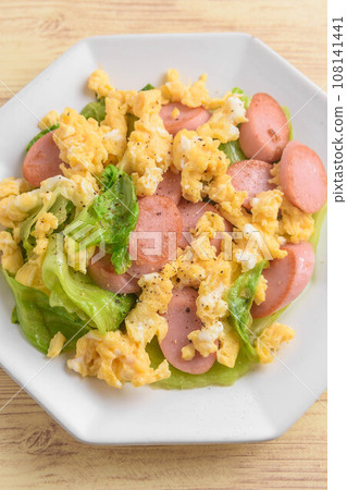 Stir-fried lettuce and fish sausage 108141441