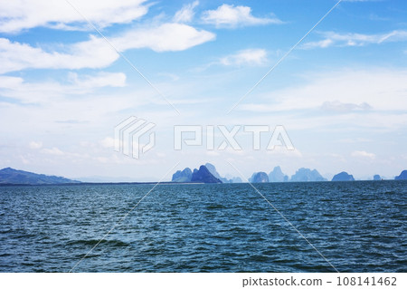Seascape with islands silhouettes, Phuket, Thailand 108141462