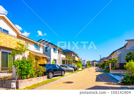 A quiet town with no telephone poles 108142804