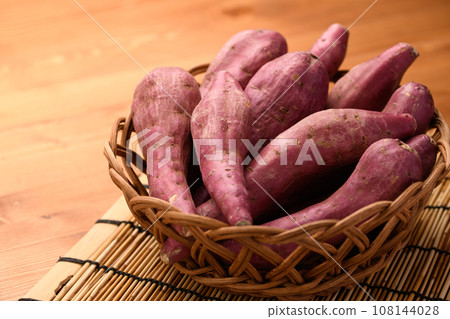 Autumn Taste Potato Sweet Potato Naruto Kintoki Very Delicious Sticky Sweet Potato Wood Grain Back Autumn Taste Potato Sweet Potato Naruto Kintoki Very Delicious Sticky Sweet Potato Wood Grain Back 108144028