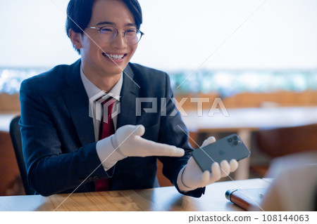 Purchasing specialist who appraises used IPHONEs 108144063