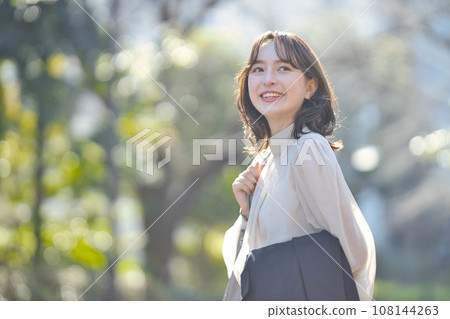 穿著西裝在戶外散步的年輕女子 108144263