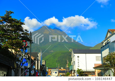 [Oita Prefecture] Yufudake and Yufuin Ekimae Street on a clear day 108146447