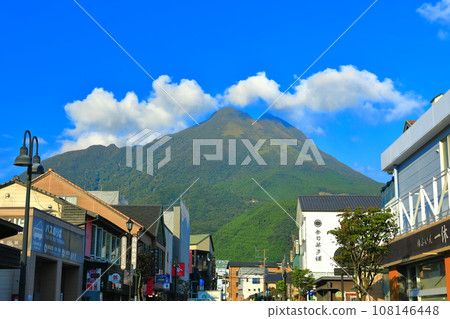 [Oita Prefecture] Yufudake and Yufuin Ekimae Street on a clear day 108146448