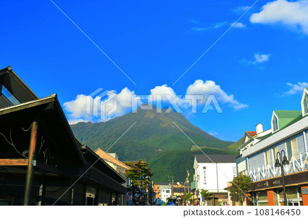 [大分縣]晴天的由布岳和由布院站前街 108146450