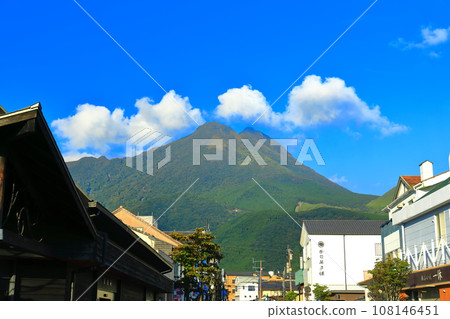 [大分縣]晴天的由布岳和由布院站前街 108146451