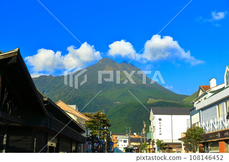 [Oita Prefecture] Yufudake and Yufuin Ekimae Street on a clear day 108146452