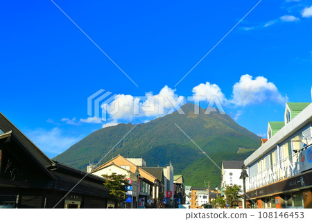 [Oita Prefecture] Yufudake and Yufuin Ekimae Street on a clear day 108146453