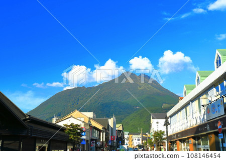 [大分縣]晴天的由布岳和由布院站前街 108146454