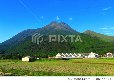 [Oita Prefecture] Yufudake and Yufuin in clear skies 108146474