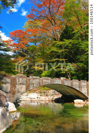 [愛媛郡]晴天奧莫戈峽谷的紅葉（河原五色） 108146514