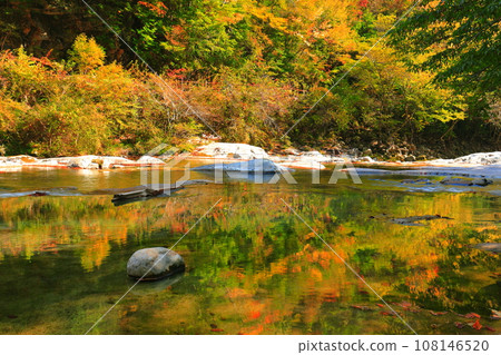 [愛媛郡]晴天奧莫戈峽谷的紅葉（河原五色） 108146520