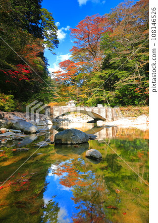 [愛媛郡]晴天奧莫戈峽谷的紅葉（河原五色） 108146526