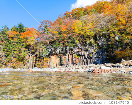 Autumn leaves in Hachimantai/Matsukawa Valley (Matsukawa basalt) 108147940