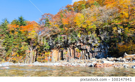 Autumn leaves in Hachimantai/Matsukawa Valley (Matsukawa basalt) 108147941