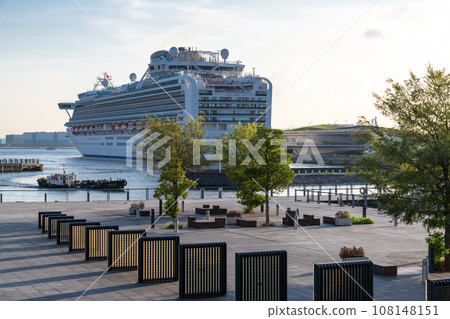 《Kanagawa Prefecture》Scenery of Yokohama port town - Zou-no-hana Park and luxury cruise ship 108148151