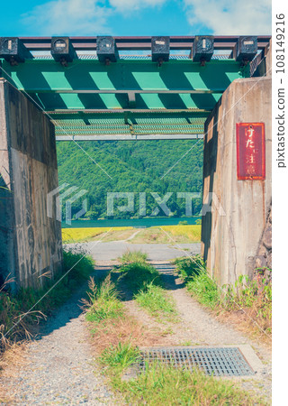 A small viaduct and rice fields and Lake Kizaki visible on the other side [Oito Line] 108149216