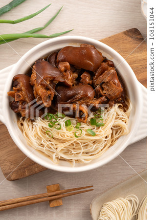 豬腳麵線 閏月 台灣 小吃 滷豬腳 豬腳 pork knuckle vermicelli 豚足 108151044