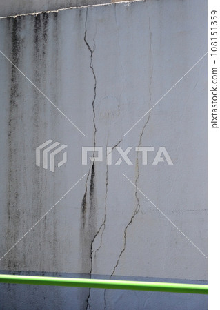 混凝土牆上的裂縫的圖像 108151359