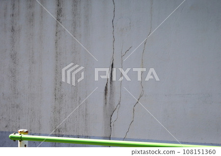 混凝土牆上的裂縫的圖像 108151360