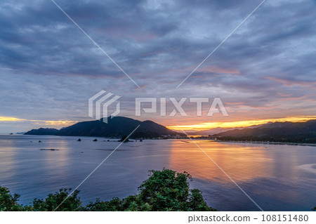 福井縣若狹灣日出時被染成紅色 108151480