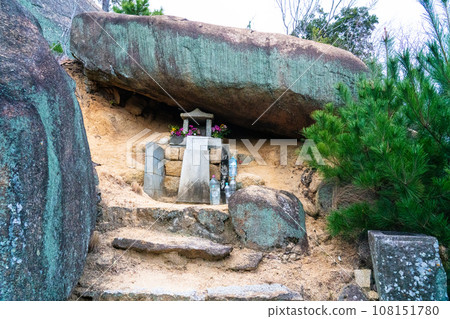 位於香川縣丸龜市本島富山半山腰的神社 位於香川縣丸龜市本島富山半山腰的神社 108151780