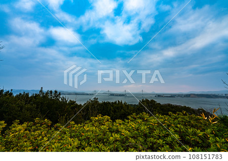 從香川縣丸龜市本島富山看到的瀨戶大橋1 108151783