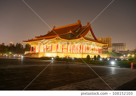 從台灣台北自由廣場看國家大劇院夜景 從台灣台北自由廣場看國家大劇院夜景 108152103