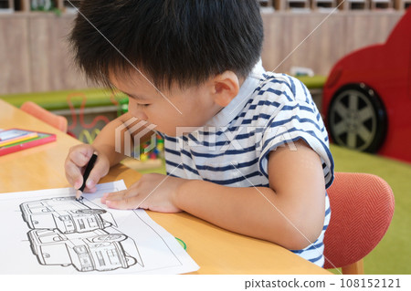 男孩在玩著色書 男孩在玩著色書 108152121
